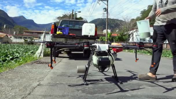 Taitung Taiwan Dezember 2018 Landwirt Setzt Herbizid Landwirtschaftlicher Drohne Auf — Stockvideo