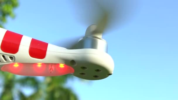 在一个阳光灿烂的夏天 关掉在公园里起飞的无人机 一个蓝天背景的现代Rc无人机 四合院与相机 红绿灯 — 图库视频影像