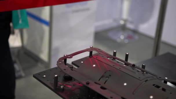 2019年4月26日 测量机3D扫描高精度部分 用于逆向工程 便携式三维扫描和探测系统 带激光的高科技设备机器人臂 — 图库视频影像