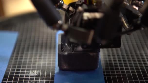 프린터가 작동하고 연구소에 필라멘트가 사각형 조각을 프린트하고 있습니다 프린터 — 비디오