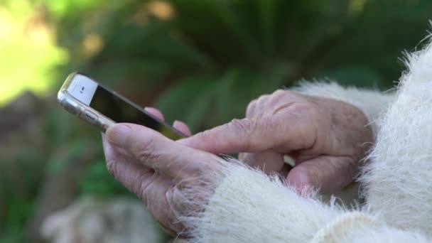 Farmors Gamla Händer Med Mobiltelefon Mormor Använder Och Tittar Smarttelefon — Stockvideo