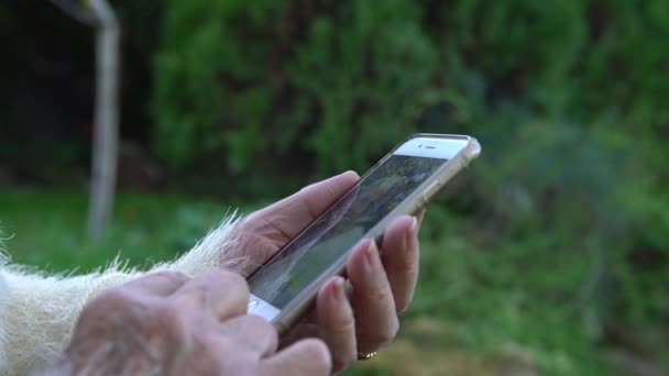 Farmors Gamla Händer Med Mobiltelefon Mormor Använder Och Tittar Smarttelefon — Stockvideo