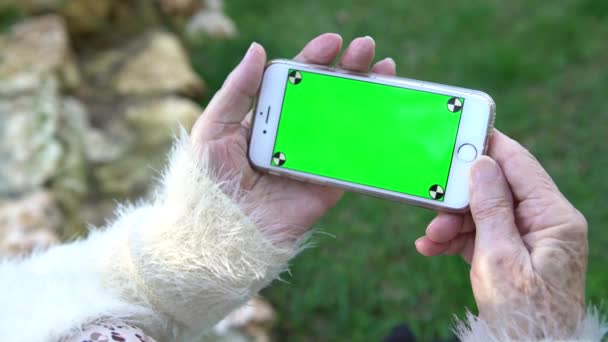 Abuela Con Teléfono Inteligente Pantalla Verde Abuela Usando Mirando Teléfono — Vídeo de stock