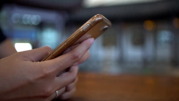 Close Van Aziatische Vrouw Met Behulp Van Smartphone Vrouwelijke Handgreep — Stockvideo