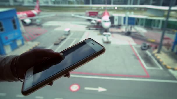 Jeune Femme Tenant Téléphone Portable Avec Fond Avion Aéroport International — Video