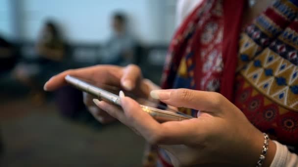 Молодая Женщина Печатает Мобильном Телефоне Международном Терминале Аэропорта Азиатка Проверяет — стоковое видео