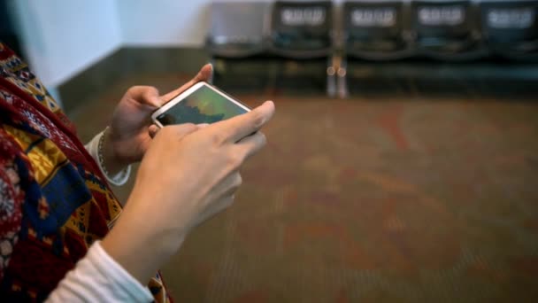 2018年4月20日 马来西亚吉隆坡 4K妇女玩手机游戏 空姐带着行李箱步行进入飞机 国际机场 亚洲女孩检查智能手机 — 图库视频影像