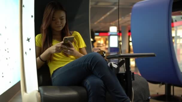Mujer Asiática Joven Escribiendo Teléfono Móvil Aeropuerto Internacional Chica Comprobar — Vídeos de Stock