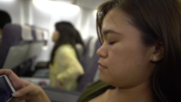 Mujer Asiática Avión Interior Pasajero Avión Usando Teléfono Dispositivo Durante — Vídeo de stock