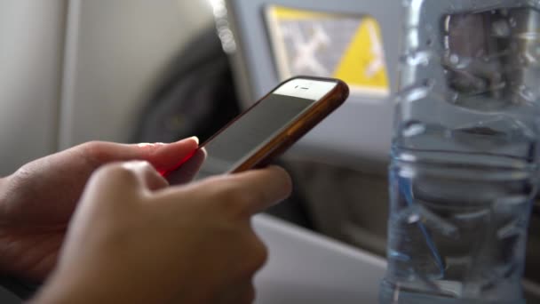 Ασιάτισσα Γυναίκα Κρατώντας Smartphone Κατά Διάρκεια Της Πτήσης Νεαρός Ταξιδιώτης — Αρχείο Βίντεο