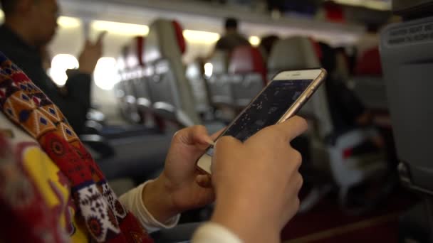 Abril 2018 Mujer Joven Con Teléfono Móvil Interior Del Avión — Vídeo de stock