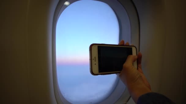 동양인 핸드폰으로 사진을 찍는다 비행기 트랜스포머는 스마트폰을 이용해 창문을 비행기 — 비디오