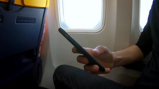 Καυκάσιος Κινητό Στο Εσωτερικό Του Αεροπλάνου Αρσενικό Χέρι Κρατά Ένα — Αρχείο Βίντεο