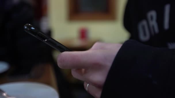 Kavkazská Ruka Mobilem Dotkněte Obrazovky Mobilní Telefon Španělské Restauraci Lidmi — Stock video