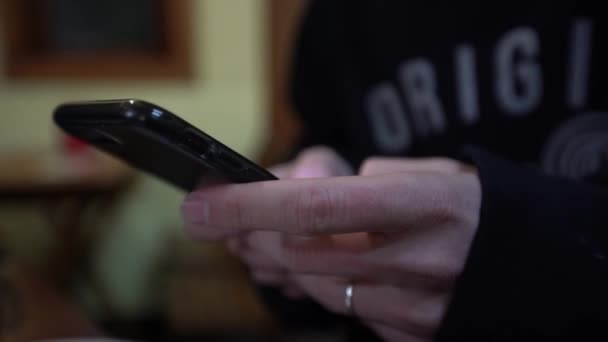 Kavkazská Ruka Mobilem Dotkněte Obrazovky Mobilní Telefon Španělské Restauraci Lidmi — Stock video