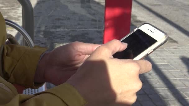 Turistická Asijská Žena Používá Smartphone Zařízení Při Čekání Autobusové Zastávce — Stock video