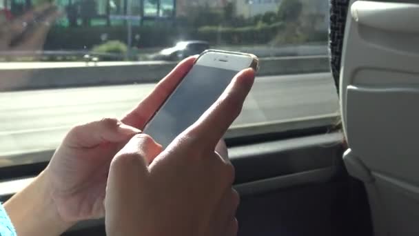 Jovem Asiática Mulher Usado Touchscreen Smartphone Device Surfando Internet Verifica — Vídeo de Stock