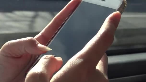 4K若いアジアの女性は タッチスクリーンのスマートフォンデバイスを使用しました インターネットをサーフィンし ソーシャルネットワークをチェック スペイン ダンでのバスに乗って太陽の下で彼女の携帯電話をチェック — ストック動画