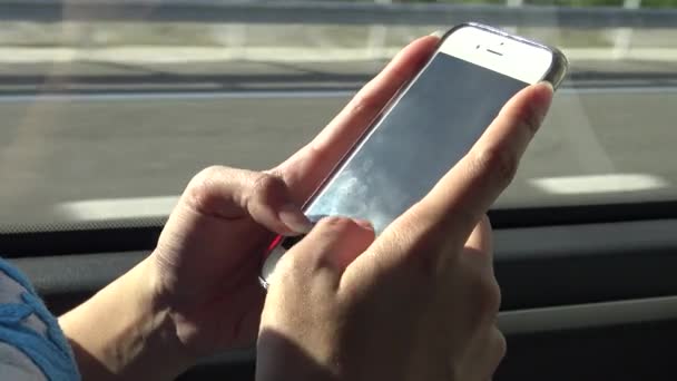 아시아 스페인에서 버스로 이동중 스마트폰을 스마트폰을 이메일 문자를 기록하는 휴대폰으로 — 비디오