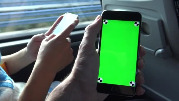 Close Turista Caucasico Mostra Telefono Green Screen Durante Viaggio Autobus — Video Stock