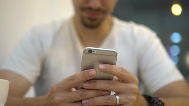 4K手男子高加索使用智能手机在咖啡跳触摸屏聊天和与人联系 在网上冲浪 查看社交网络 在手机上发短信的好时机 — 图库视频影像