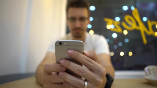 Mains Homme Caucasien Utilisant Smartphone Dans Écran Tactile Coffeeshop Pour — Video
