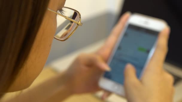 Ασιάτισσα Γυναίκα Χρησιμοποιώντας Smartphone Θαμπάδα Στην Ψηφιακή Οθόνη Αφής Για — Αρχείο Βίντεο