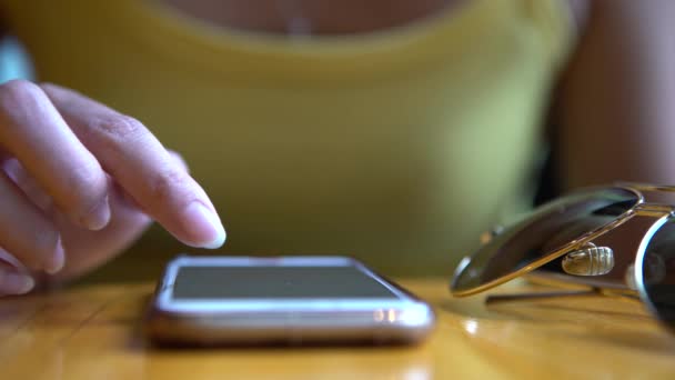 Ασιάτισσα Γυναίκα Χρησιμοποιώντας Smartphone Στο Τραπέζι Του Καφέ Οθόνη Αφής — Αρχείο Βίντεο