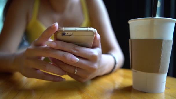 Aziatische Vrouw Met Behulp Van Smartphone Een Coffeeshop Goede Tijd — Stockvideo