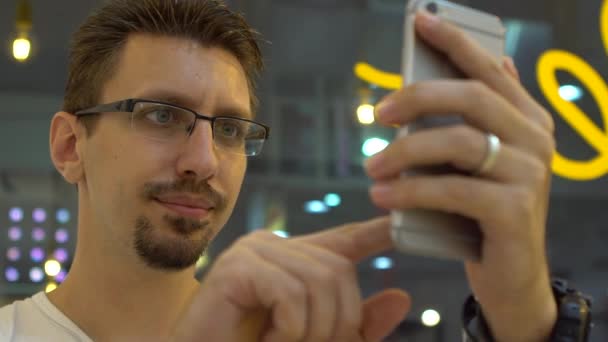 Αργή Κίνηση Του Ευτυχισμένος Άνθρωπος Καυκάσιος Χρησιμοποιώντας Smartphone Οθόνη Αφής — Αρχείο Βίντεο