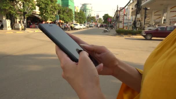 Siem Reap Kambodscha April 2018 Asiatin Benutzt Handy Straßenverkehr Siem — Stockvideo