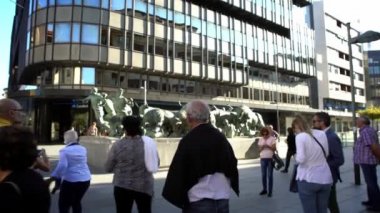 Pamplona, İspanya-05 Ekim 2018: 4K, Pamplona 'da heykelini yapmak için akıllı telefon kullanan turistin yakın çekimi. İnsanlar İspanya 'daki Encierro Anıtı' nın kameralı telefonuyla fotoğraf çekiyor