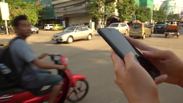 Siem Reap Kambodża Kwiecień 2018 Azjatka Korzystająca Telefonu Komórkowego Ulicy — Wideo stockowe
