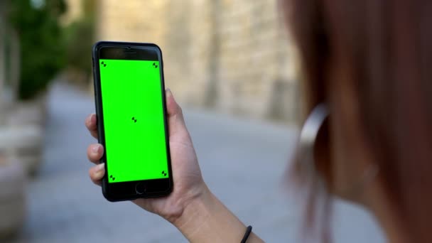 Donna Asiatica Mostra Telefono Schermo Verde Strada Della Città Siviglia — Video Stock