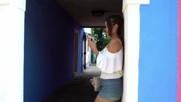 Ásia Mulher Viajar Usando Telefone Inteligente Rua Ilha Burano Com — Vídeo de Stock