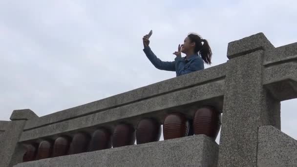 Mulher Asiática Usar Telefone Celular Jardim Chinês Beutiful Com Ponte — Vídeo de Stock