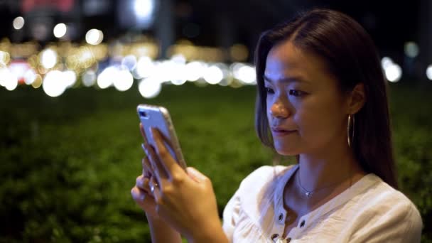 Mujer Asiática Mensajería Teléfono Inteligente Por Noche Chica Conversando Por — Vídeos de Stock