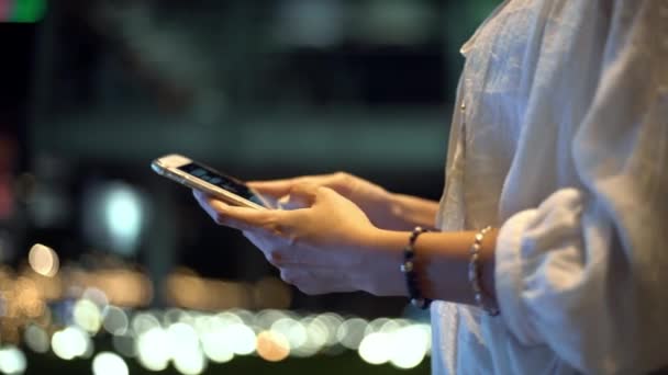 Primer Plano Del Teléfono Inteligente Femenino Mano Pantalla Táctil Por — Vídeo de stock