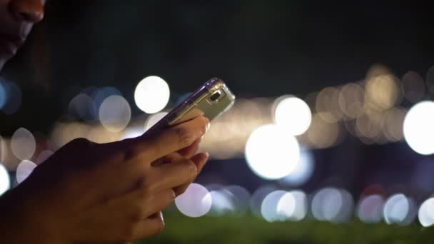 夜に台北で携帯電話を保持し 入力する観光アジアの女性の閉鎖 女の子チェックザスマートフォンとサーフィンでインターネットで休暇 Dan — ストック動画