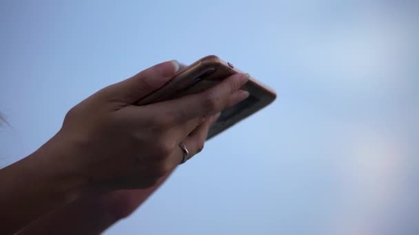 Zbliżenie Azjatyckich Dłoni Przy Użyciu Jej Smartfona Ulicy Dzień Błękitnym — Wideo stockowe