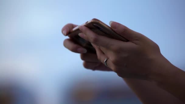 Closeup Των Ασιατικών Χεριών Χρησιμοποιώντας Smartphone Της Στο Δρόμο Την — Αρχείο Βίντεο