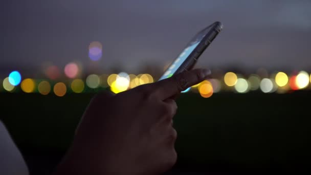 Primer Plano Las Manos Asiáticas Usando Teléfono Inteligente Calle Oscura — Vídeos de Stock