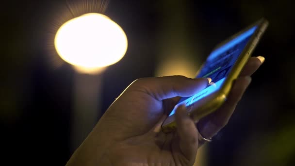Азиатка Использовать Мобильный Телефон Ночью Улице Тайваня Занимаясь Серфингом Интернете — стоковое видео