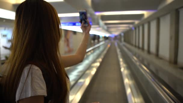 Beautiful Asian Woman Takes Selfie Picture Photo Smartphone International Airport — Stock Video