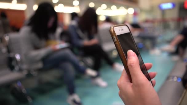 Jovem Mulher Asiática Digitando Telefone Celular Aeroporto Internacional Taiwan Menina — Vídeo de Stock