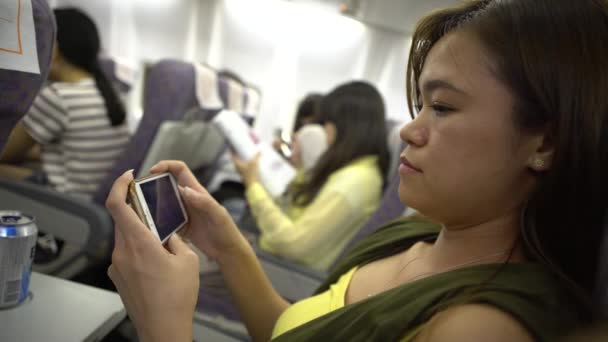 Mujer Asiática Avión Interior Pasajero Avión Usando Teléfono Dispositivo Durante — Vídeo de stock