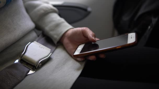 Azjatka Trzymająca Smartfona Podczas Lotu Młody Podróżnik Siedzi Samolocie Korzystając — Wideo stockowe