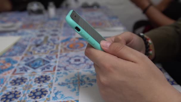 Kavkazská Ruka Mobilem Dotkněte Obrazovky Mobilní Telefon Itálii Restaurace Lidmi — Stock video