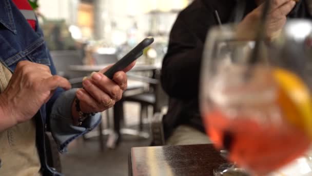 Donna Caucasica Che Usa Uno Smartphone Nel Bar Bicchieri Cocktail — Video Stock