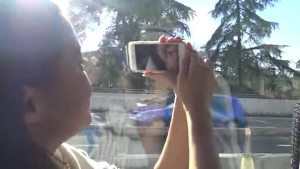 Турист Азиатская Женщина Сфотографироваться Смартфоном Устройство Улице Автобусе Мадриде Путешественник — стоковое видео